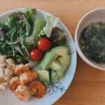 ダイエットボディメイク食事例（海老、アボカド、玄米、葉物野菜とオクラ、海藻で栄養バランス満点）