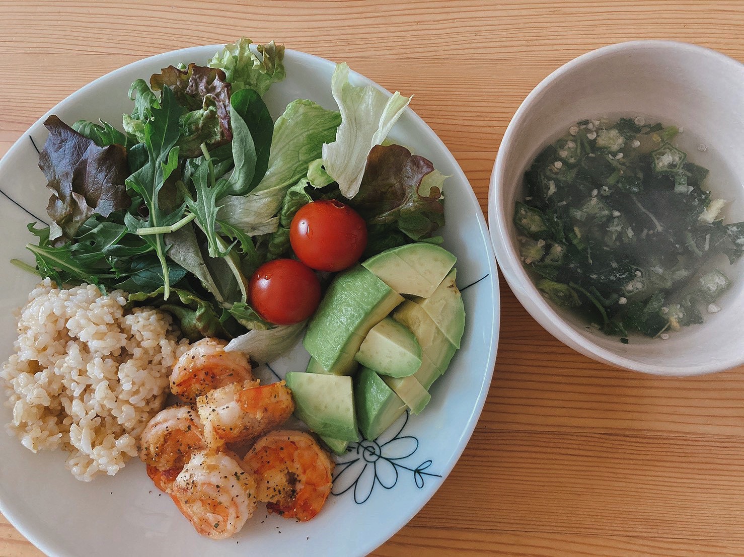 ダイエットボディメイク食事例（海老、アボカド、玄米、葉物野菜とオクラ、海藻で栄養バランス満点）