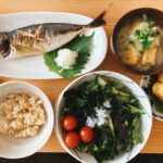 写真映えするダイエット食事例（魚、玄米、野菜）