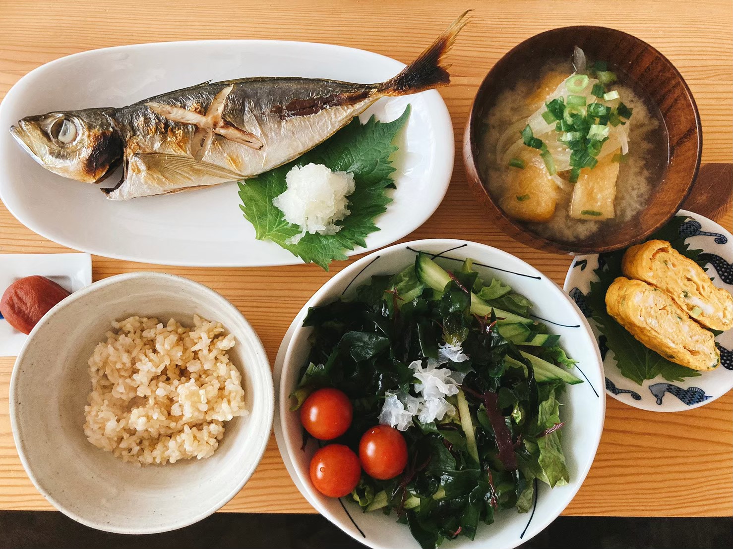 写真映えするダイエット食事例（魚、玄米、野菜）