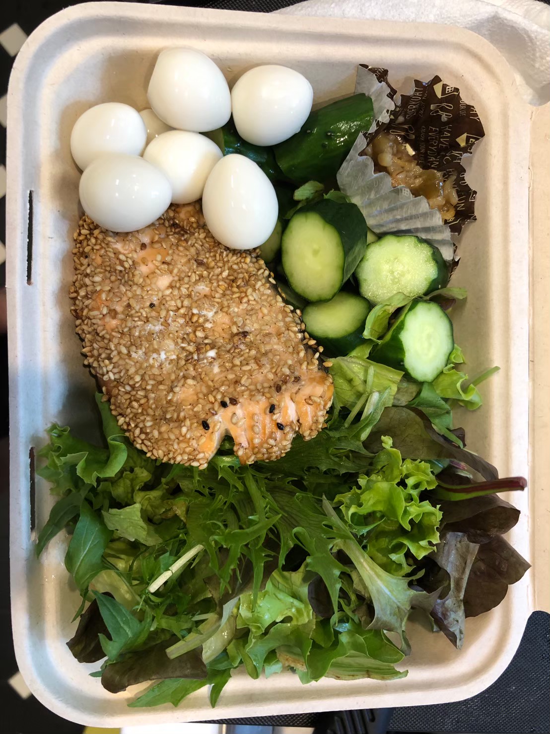 ダイエットボディメイクお昼のお弁当例（野菜、卵、魚、玄米おにぎり）