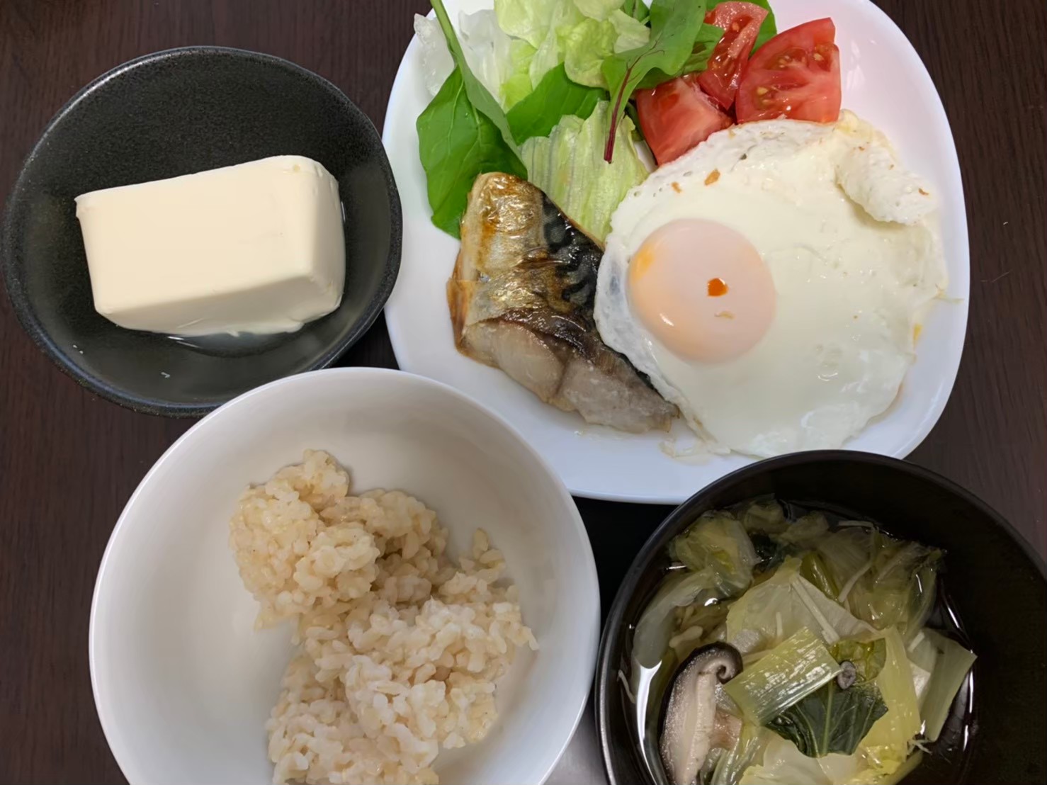 ダイエット朝ごはん例（玄米、魚、野菜味噌汁、目玉焼き、豆腐）