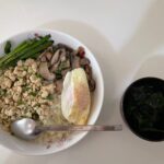 ガパオライス的なダイエットボディメイク食事例（卵、ひき肉、きのこ、ニラ 、味噌汁）