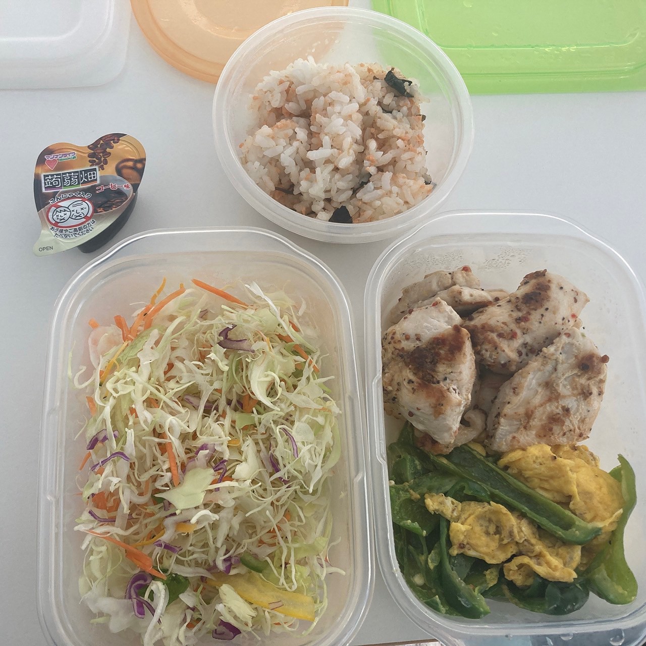 ダイエットお昼のお弁当例（玄米ご飯、サラダ、鶏肉、ピーマン、こんにゃくゼリー）