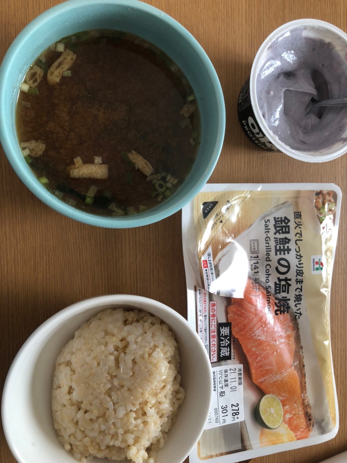 セブンイレブンのコンビニダイエット食事例（鮭の塩焼き、オイコス、カップ味噌汁、玄米ご飯）