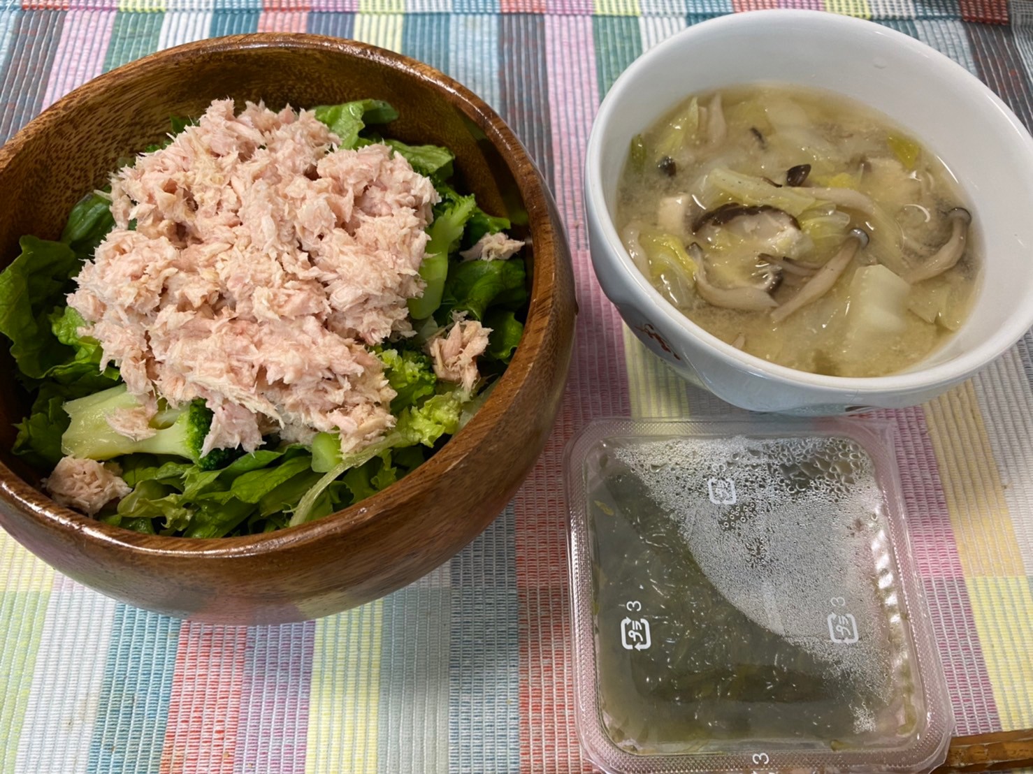 山盛りサラダ、もずく、キノコと豆腐の味噌汁（ダイエットボディメイク食事例）