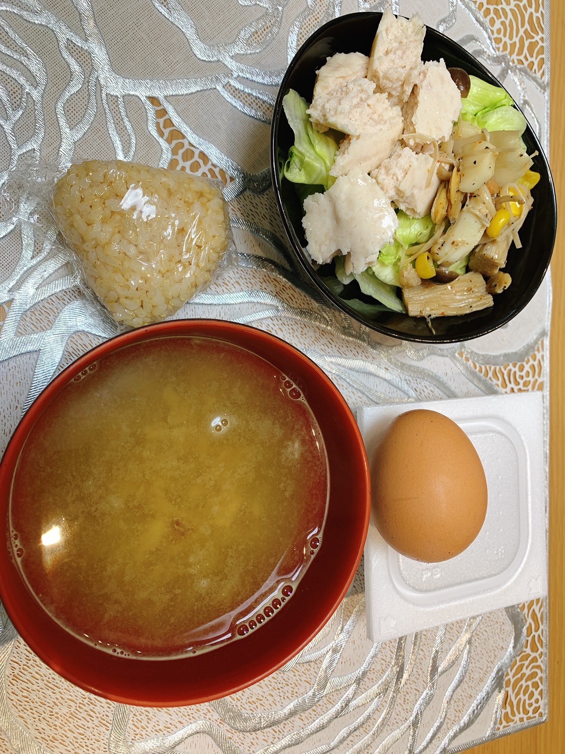 忙しい時に役立つダイエット食事例（玄米、納豆、卵、えのき炒め、サラダチキン）