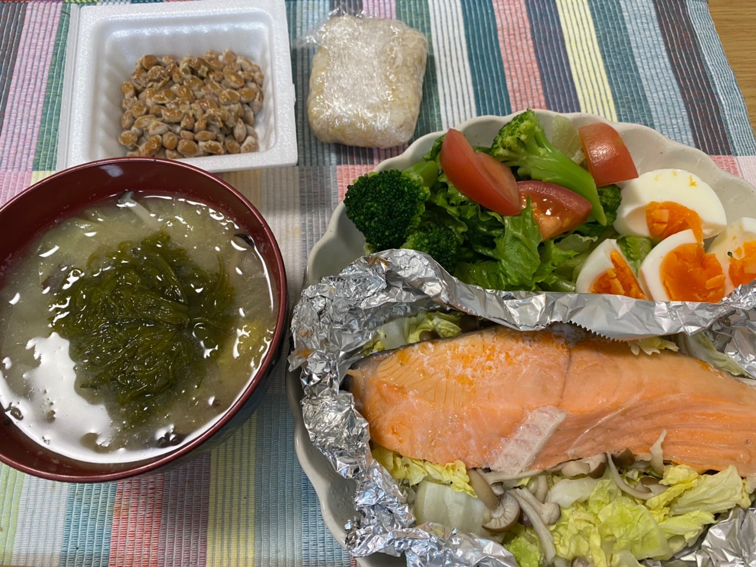ボディメイク食事例（鮭とキノコ、白菜蒸し 、ゆで卵とブロッコリーのサラダ）