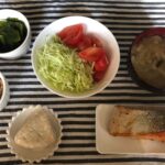 和食のベーシックなダイエットボディメイク食事例（納豆、やき鮭、お味噌汁、玄米おにぎり）