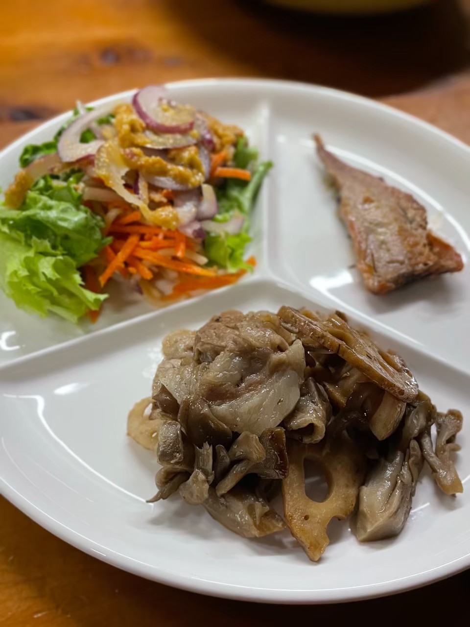 ダイエットボディメイク食事例（オニオンサラダ、焼き魚、キノコとレンコン炒め）