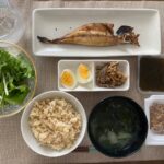 ボディメイク食事例（玄米ご飯、サラダ、もずく、納豆、焼き魚）