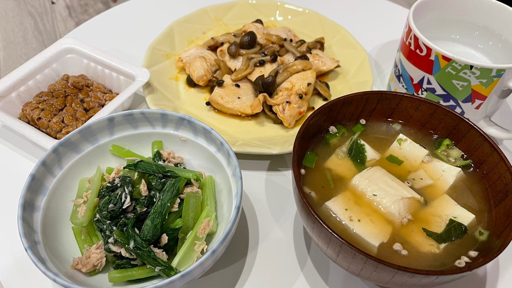 ボディメイク食事例（納豆、豆腐の味噌汁、鶏肉とキノコのソテー）