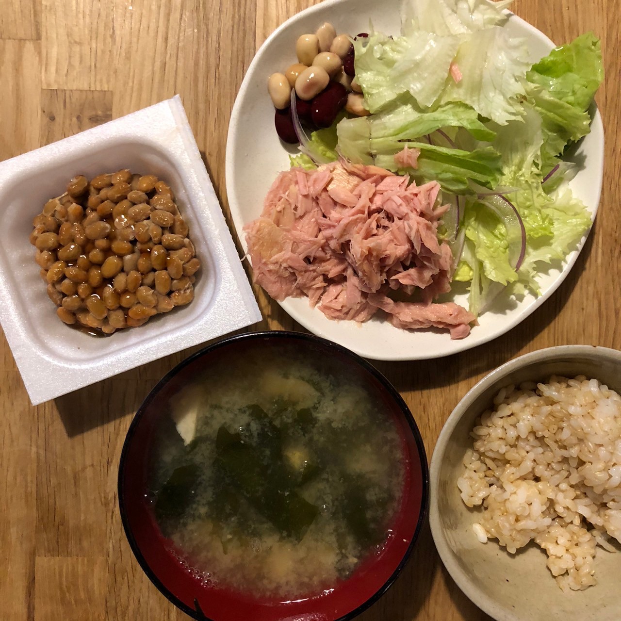 ダイエットボディメイク食事例（玄米ご飯、納豆、わかめの味噌汁）