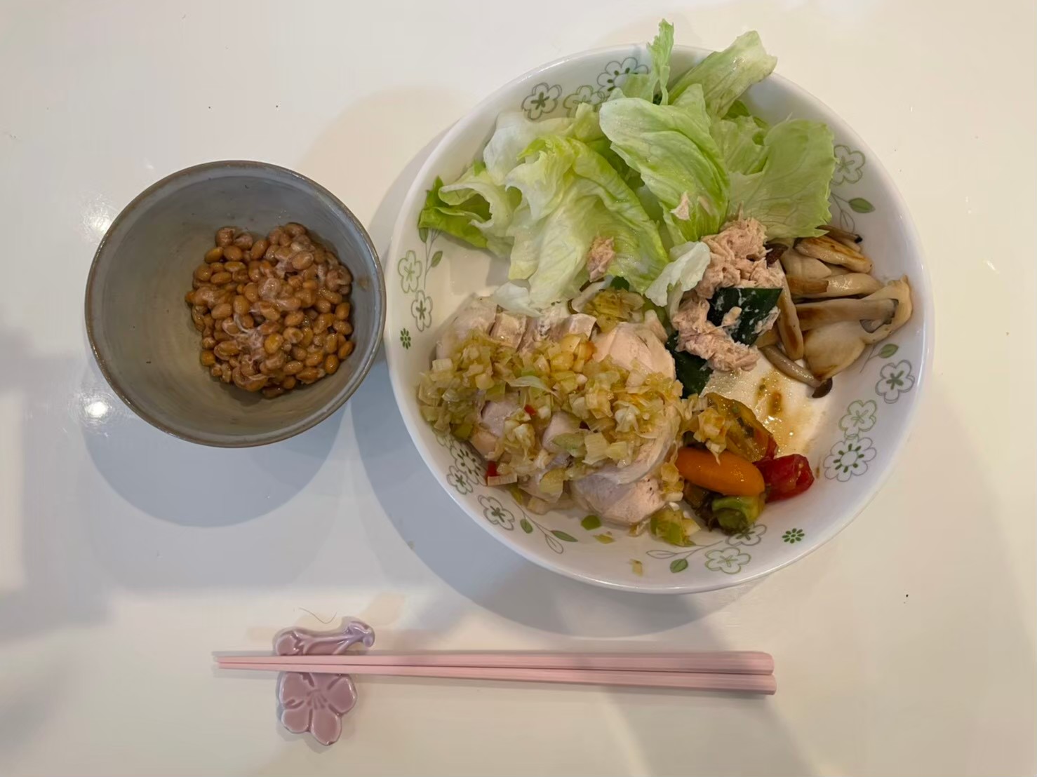 タンパク質と食物繊維を意識したボディメイク食事例（納豆、鶏肉、ツナ、野菜にキノコ）