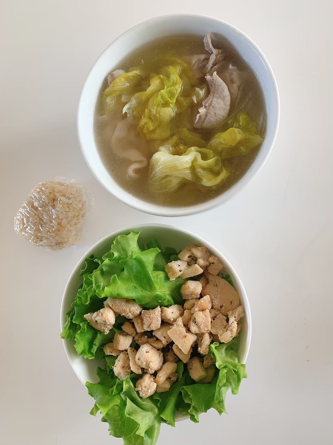 ９ダイエットボディメイク食事例（野菜とお肉たっぷりスープに玄米おにぎり）