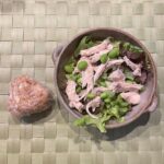 ボディメイク夜ご飯の食事例（チキンと枝豆たっぷりサラダ、玄米おにぎり）