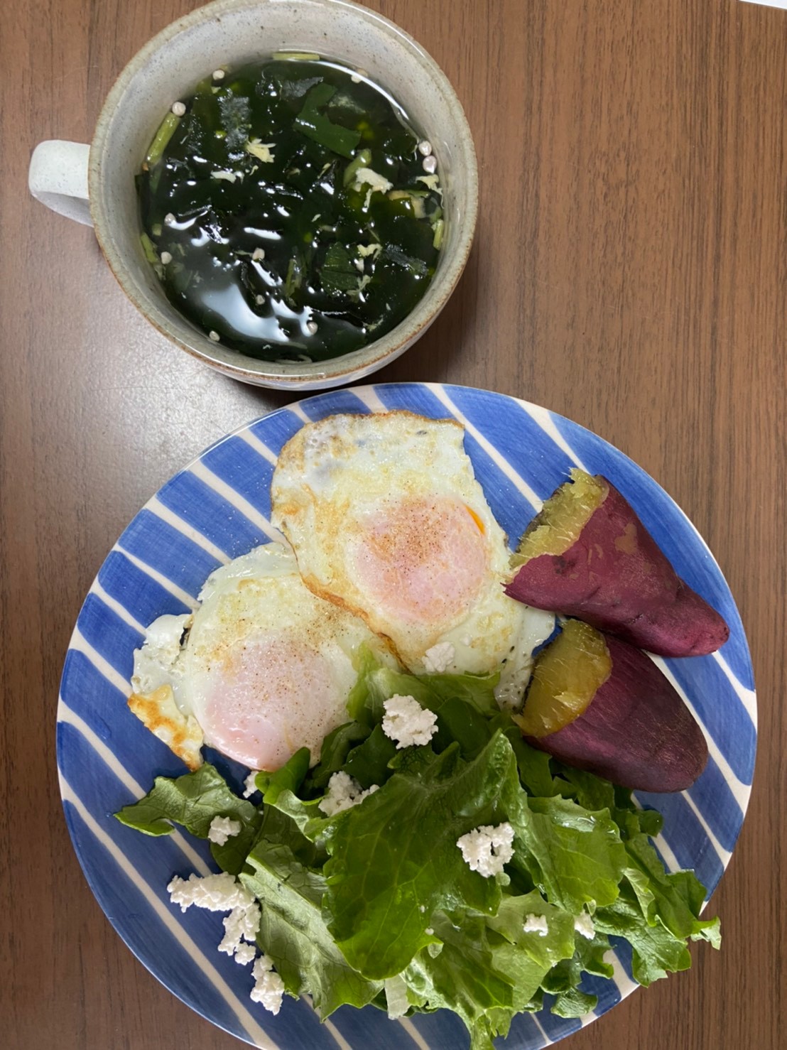 朝ご飯ダイエットボディメイク食事例（ひやしたさつまいも、目玉焼き、野菜サラダ、わかめたっぷりスープ）