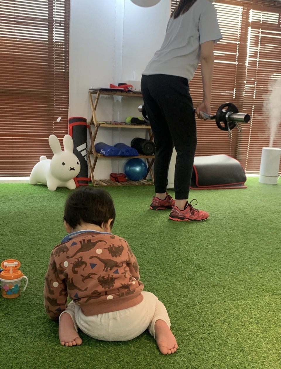 ママがトレーニング中、赤ちゃんはおもちゃで遊んだりおやつをもぐもぐしたり、色々動き回ったりしてます