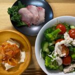 GW明けのダイエットボディメイク食事例（お刺身、キムチキャベツ、鶏肉とブロッコリー、トマトのサラダ）