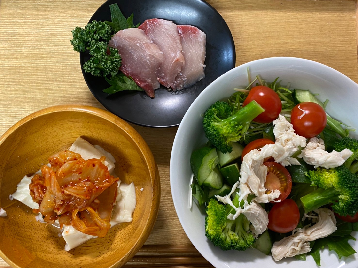 GW明けのダイエットボディメイク食事例（お刺身、キムチキャベツ、鶏肉とブロッコリー、トマトのサラダ）