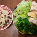 シンプルなダイエットボディメイク食事例（きのこ、野菜、鶏肉、ブロッコリー）