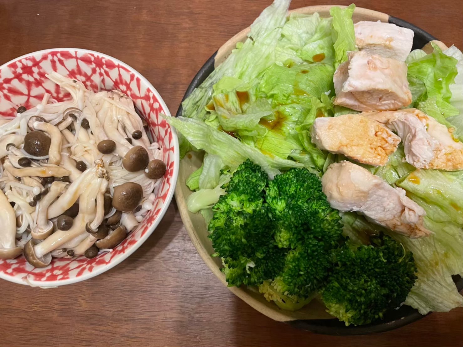 シンプルなダイエットボディメイク食事例（きのこ、野菜、鶏肉、ブロッコリー）