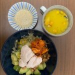ダイエットボディメイク食事例（納豆、キムチ、鶏胸肉、アボカドのサラダ）