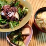 ダイエットボディメイク食事例（タコと豆腐のサラダ、こんぶきゅうり、きのこの味噌汁）