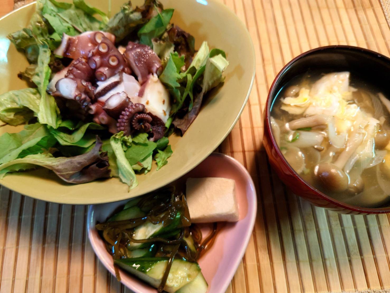 ダイエットボディメイク食事例（タコと豆腐のサラダ、こんぶきゅうり、きのこの味噌汁）