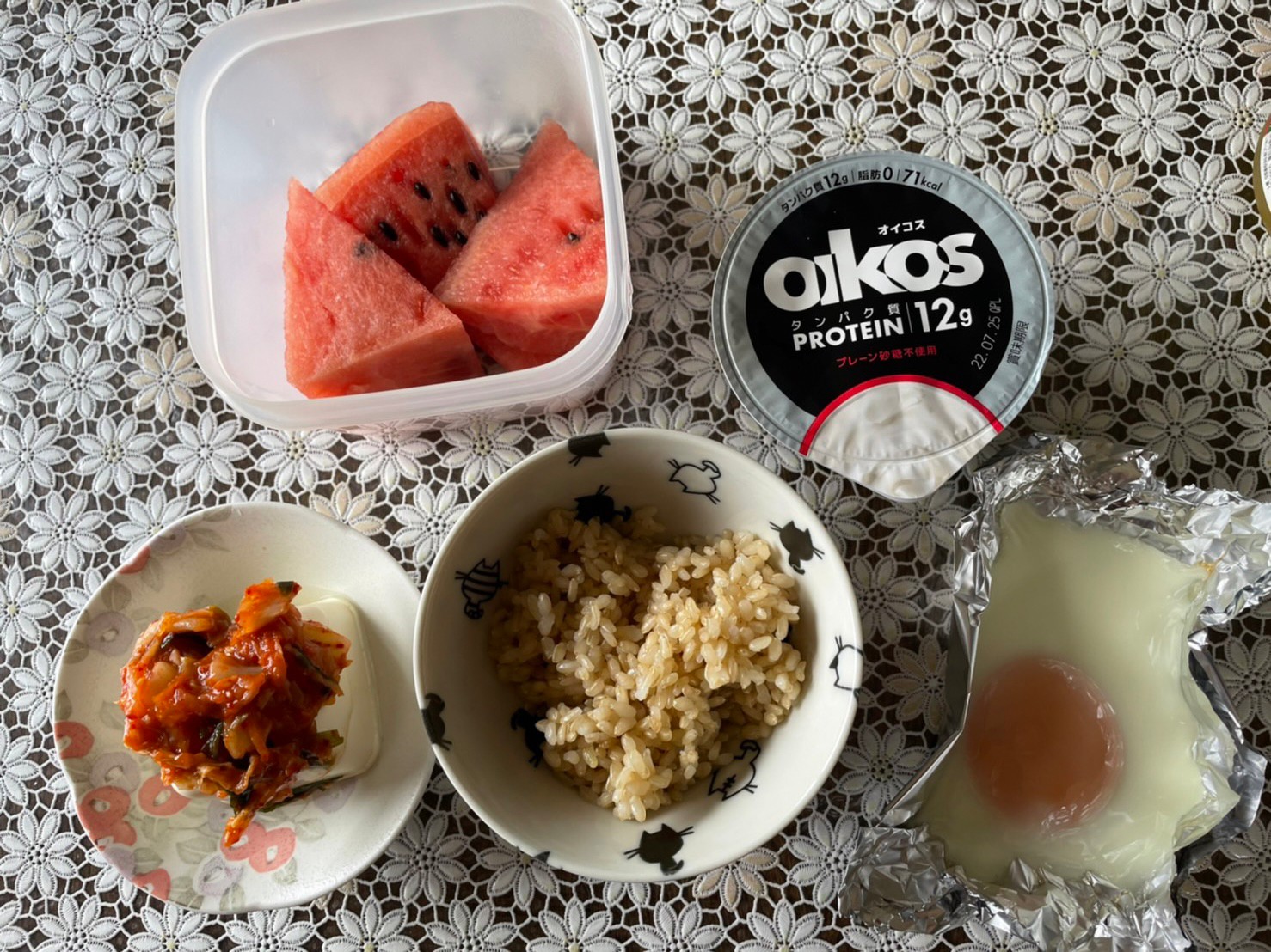 夏らしいダイエット・ボディメイク食事例（すいか、キムチ豆腐、玄米ご飯、目玉焼き、オイコス）