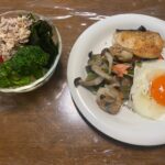 ダイエット・ボディメイク食事例（ツナとわかめ、ブロッコリーサラダ、海鮮ときのこの野菜炒め、目玉焼き）