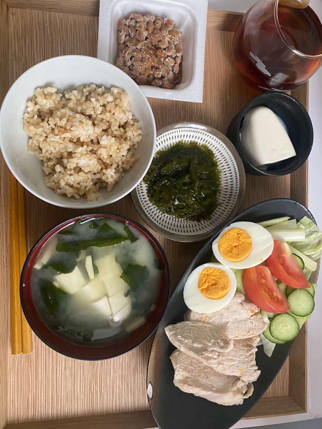 ダイエットボディメイク食事例（玄米ご飯、わかめと豆腐の味噌汁、鶏胸肉とゆでたまごのサラダ、納豆、豆腐、めかぶ）