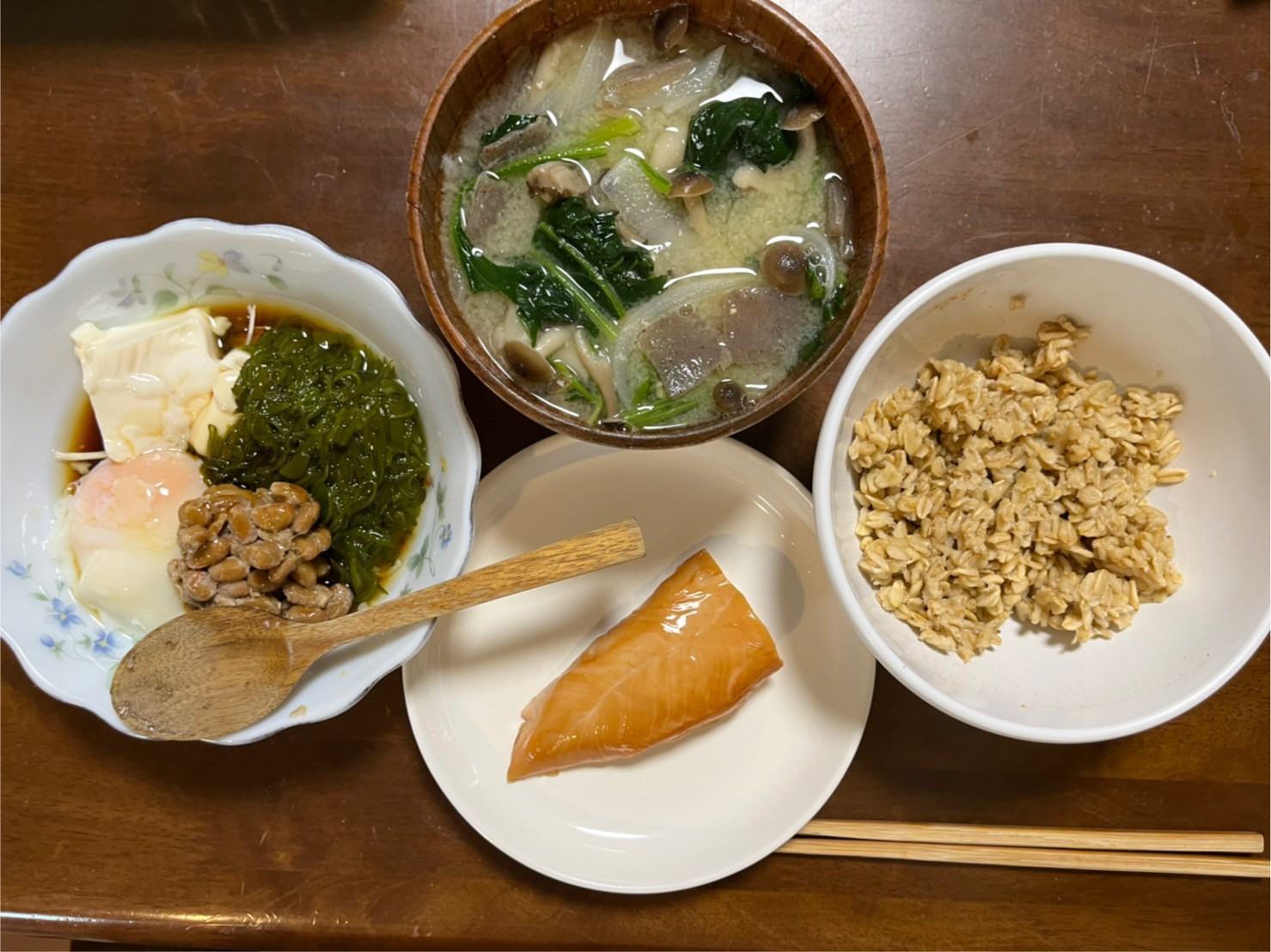 ダイエット・ボディメイク食事例（スモークチキン、玄米ご飯、キノコの味噌汁、納豆、もずく、半熟卵、豆腐）