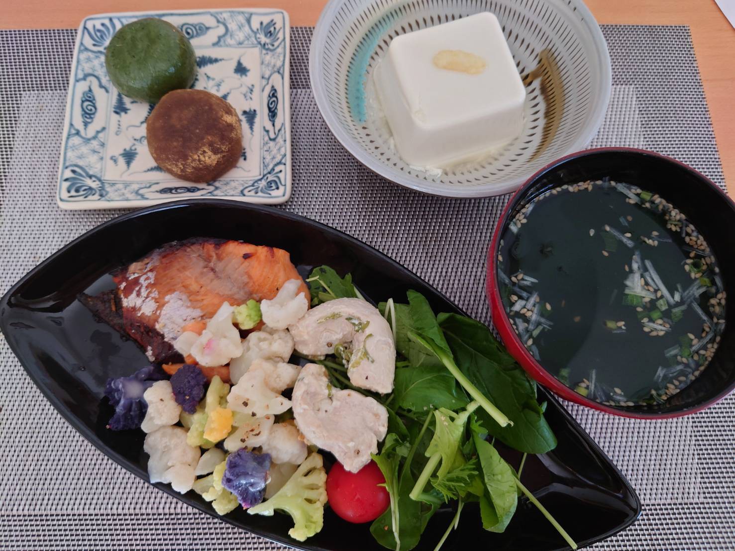 ダイエット・ボディメイク食事例（おまんじゅう、豆腐、わかめスープ、鶏肉、サーモン、カリフラワーの盛り合わせ）
