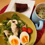 ダイエット・ボディメイク食事例（ゆで卵とチキンのサラダ、ひやしさつまいも、スープ）