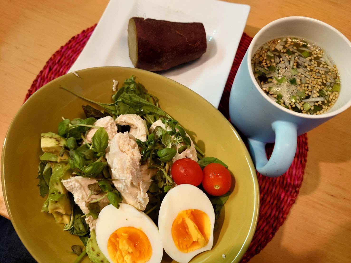 ダイエット・ボディメイク食事例（ゆで卵とチキンのサラダ、ひやしさつまいも、スープ）