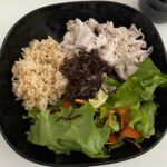 ダイエット・ボディメイク食事例（玄米ご飯、豚肉、昆布、野菜盛り合わせ）
