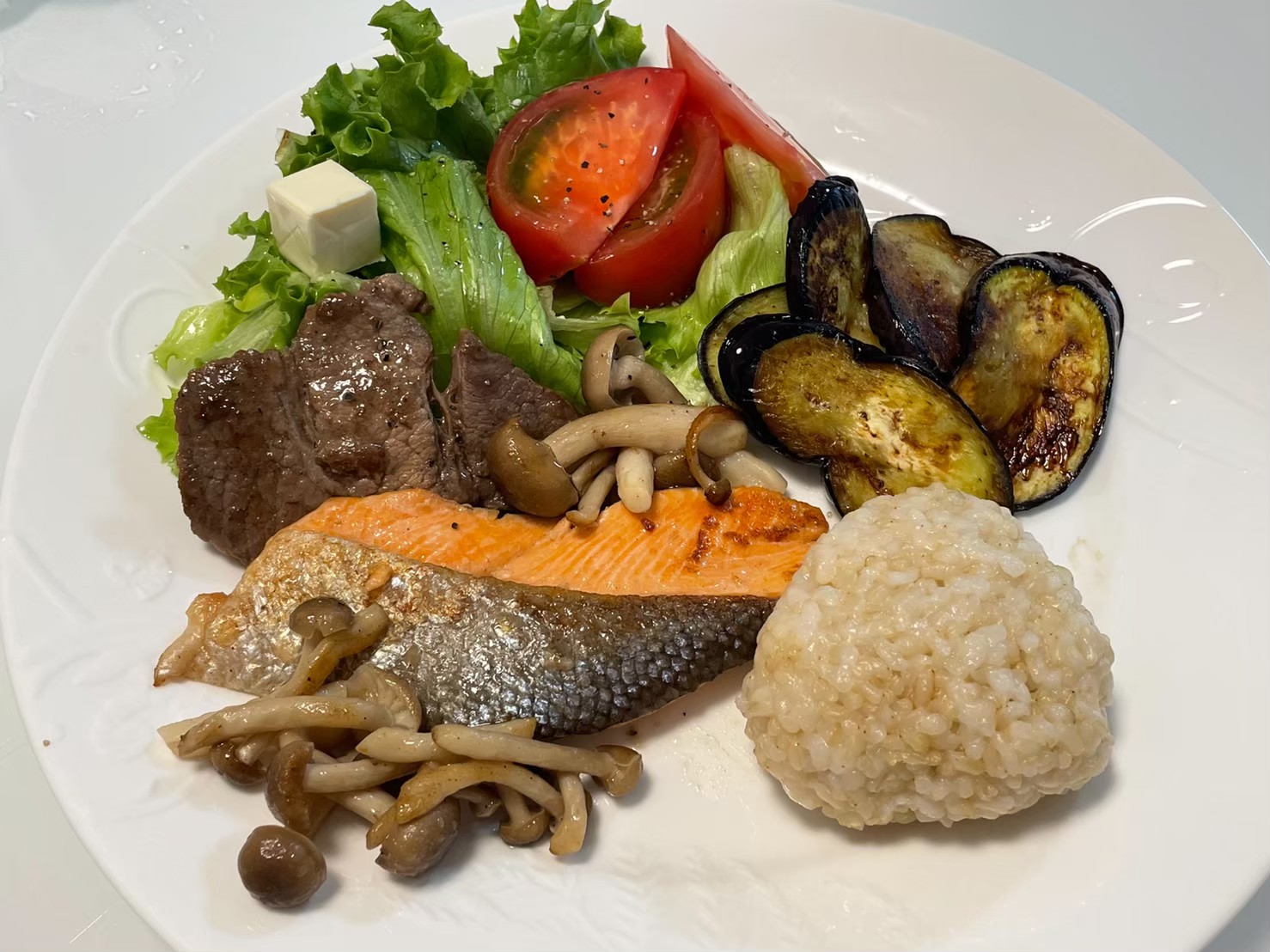 ダイエット・ボディメイク食事例（牛肉、鮭、きのこ、なす、トマト、豆腐、玄米おにぎり、レタス）