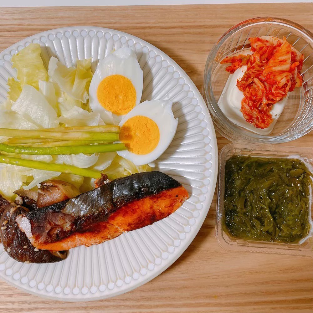 ダイエット・ボディメイク食事例（キムチ、とうふ、鮭、ゆでたまご、アスパラ、白菜、もずく）