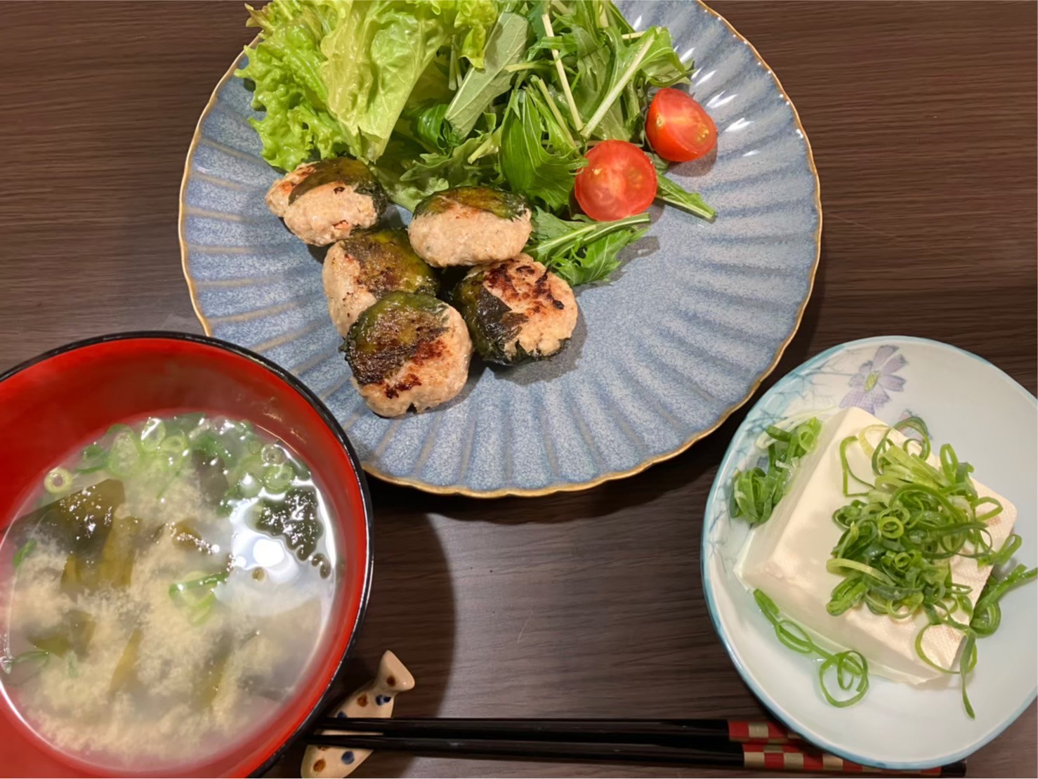 ダイエットボディメイク食事例（豆腐、わかめのみそしる、にくしそまき、水菜、ミニトマト）