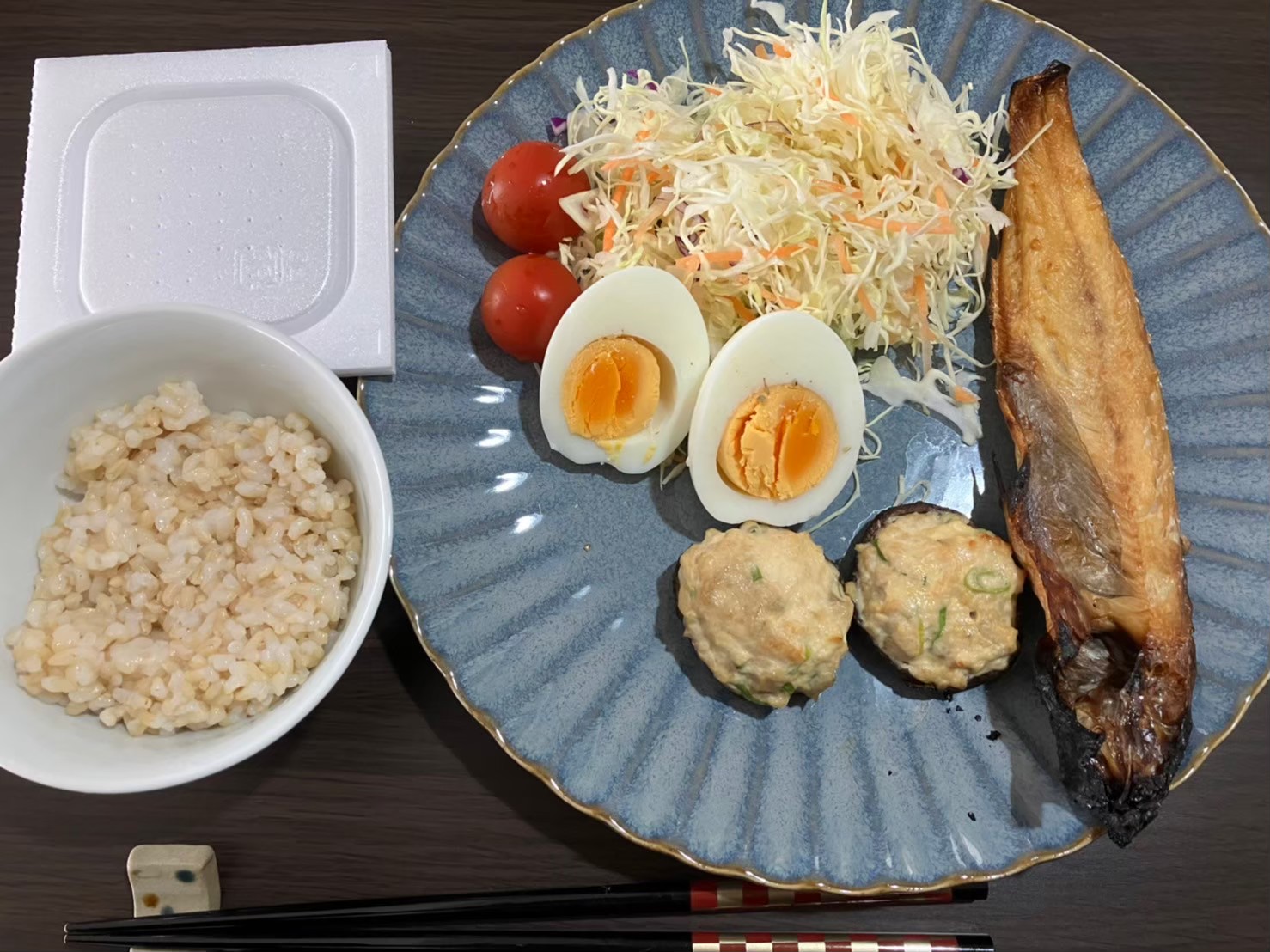 ダイエット・ボディメイク食事例（玄米ご飯、納豆、お魚、レタス、つくね、ゆでたまご、トマト）