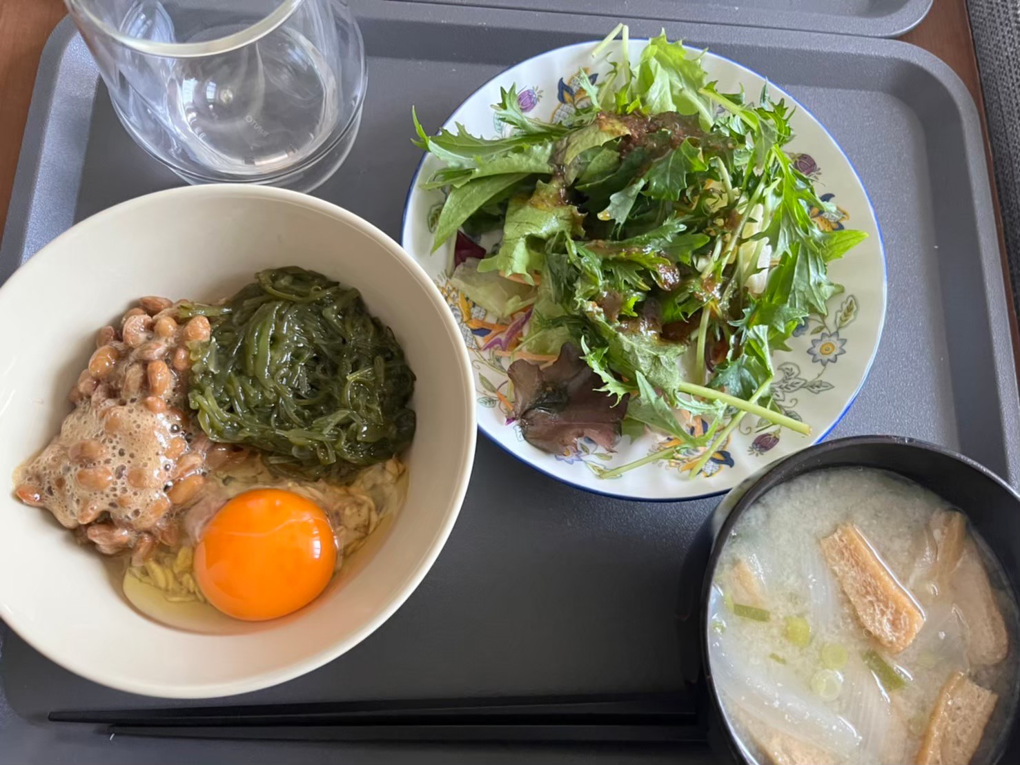 ダイエット・ボディメイク食事例（納豆、もずく、卵、玄米、サラダ、味噌汁）