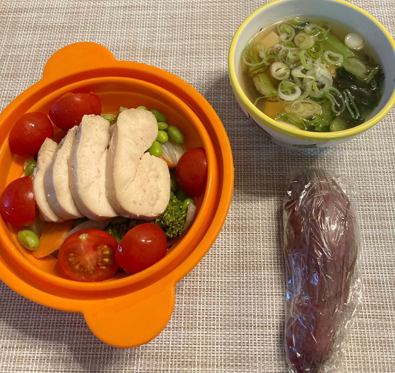 ダイエットボディメイク食事例（胸肉、枝豆、ブロッコリー、トマト、さつまいも、ネギとわかめのスープ）