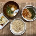 ダイエット・ボディメイク食事例（納豆、キムチ、もずく、玄米ご飯、豆腐、味噌汁）