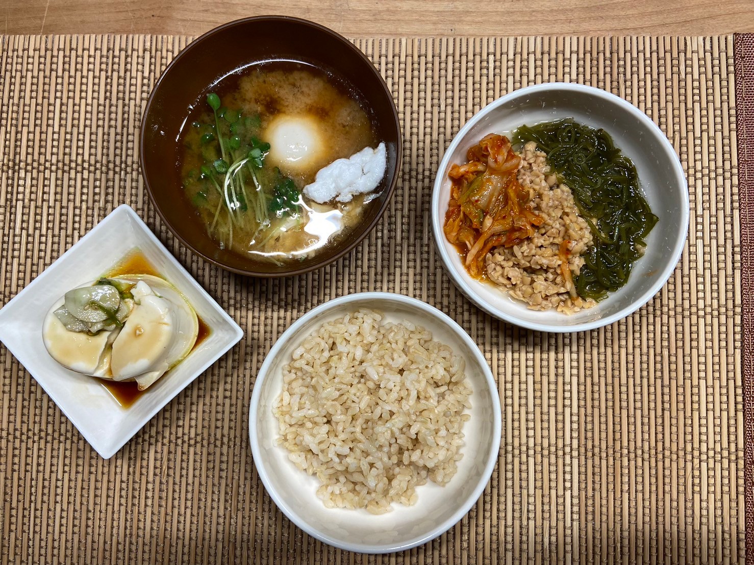ダイエット・ボディメイク食事例（納豆、キムチ、もずく、玄米ご飯、豆腐、味噌汁）