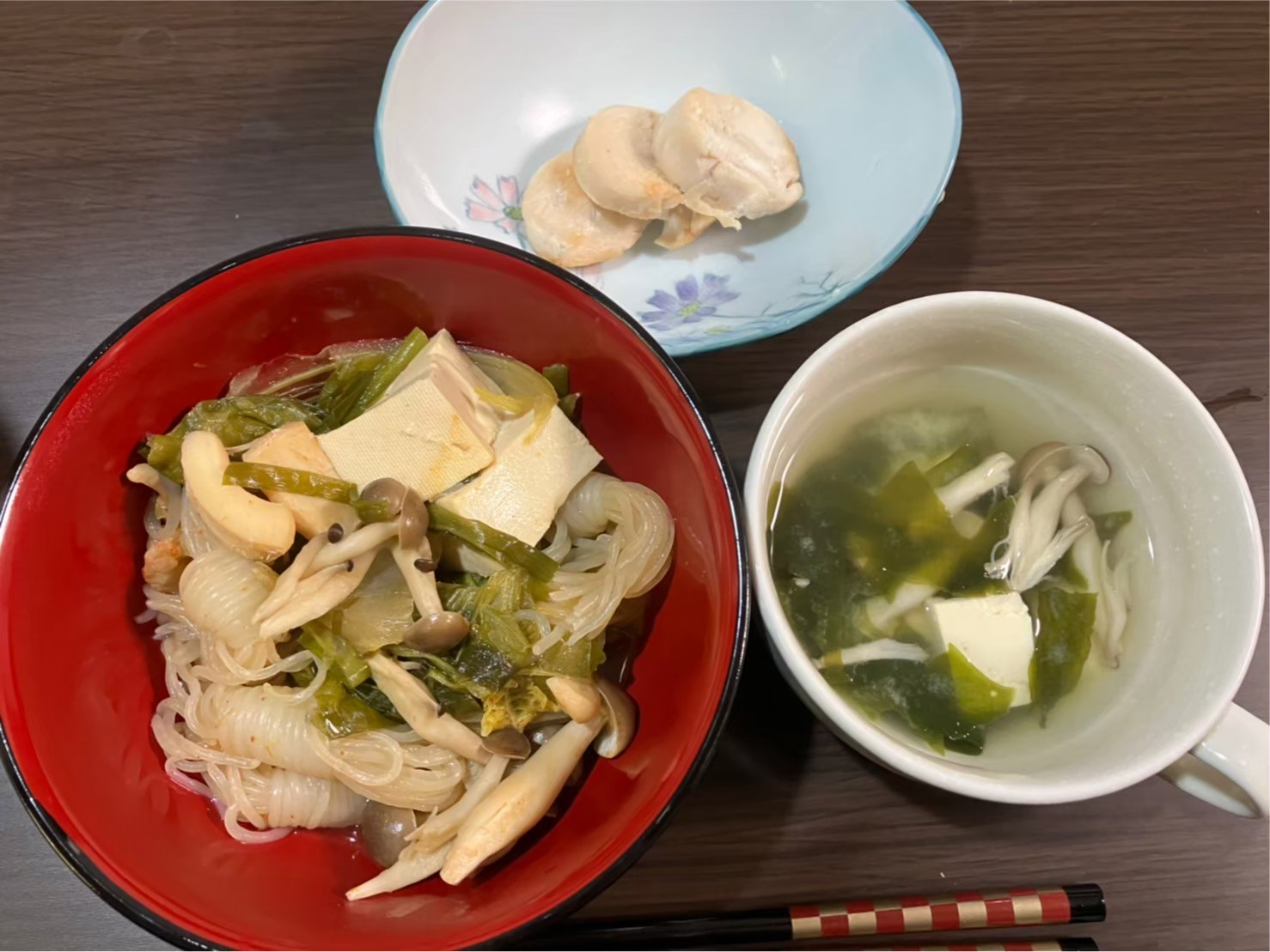 寒い冬のダイエット食事は鍋がおすすめ（豆腐、きのこ、糸こんにゃく、白菜、ねぎ、ほたて、わかめ味噌汁）