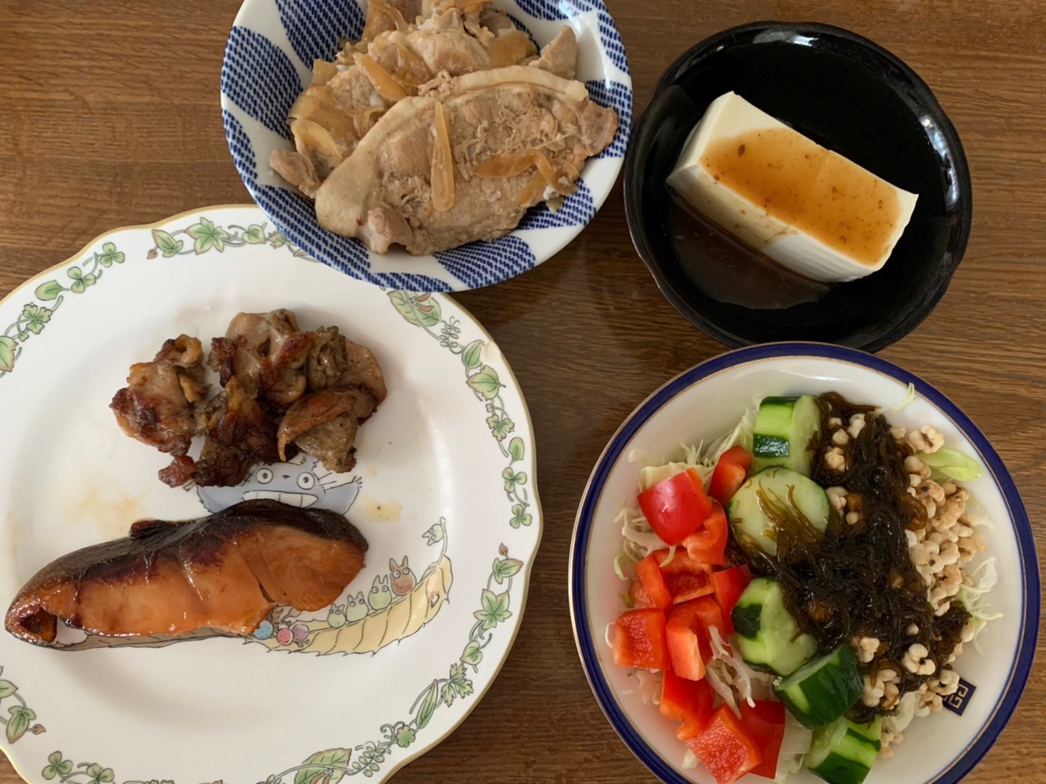 ダイエット・ボディメイク食事例（豚肉、鶏肉、魚、豆腐、もずくと豆のサラダ）