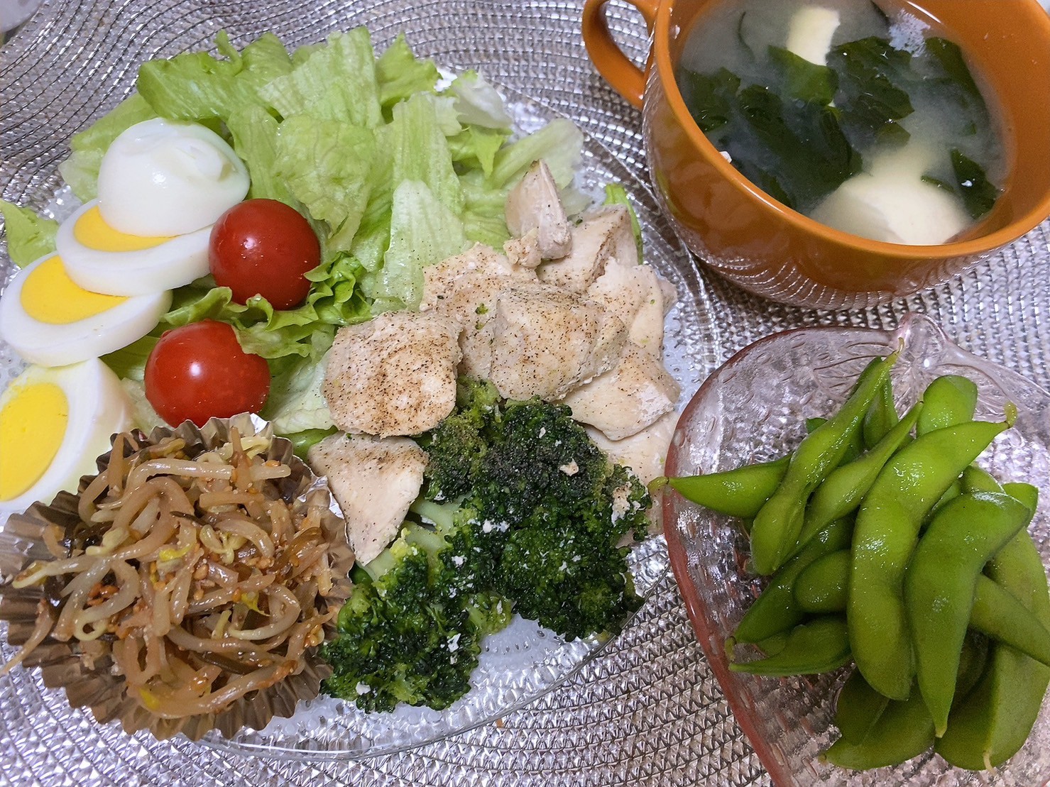 ダイエット・ボディメイク食事例（えだまめ、わかめと豆腐の味噌汁、ゆで卵サラダ、胸肉、ブロッコリー、もやし）
