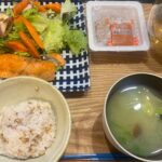 ダイエット・ボディメイク食事例（納豆、焼き鮭、れんこん、椎茸、にんじん、玄米、きのこと白菜の味噌汁）