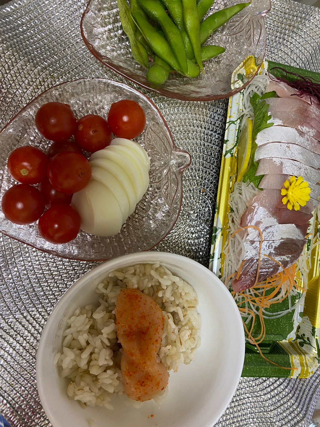 ダイエット・ボディメイク食事例（めんたいこご飯、えだまめ、刺身、漬物、トマト）